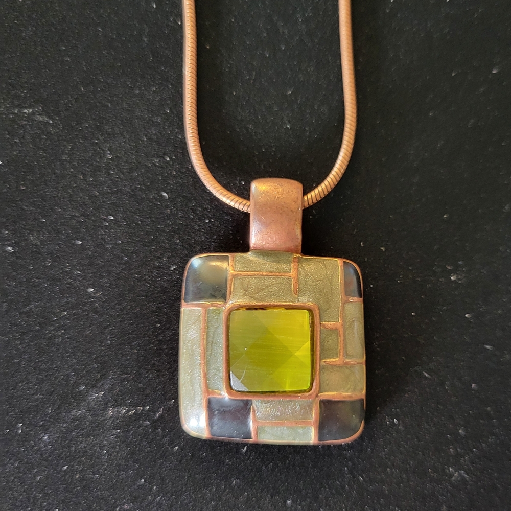 Elegant Green and Bronze Pendant Necklace